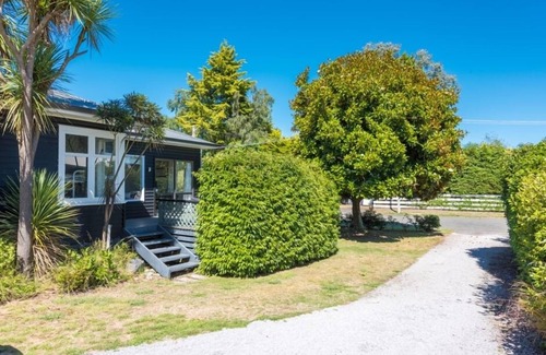 Waitahanui House | Classic kiwi bach - Five Mile Bay. Close to lake.