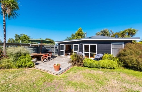 Waitahanui House | Classic kiwi bach - Five Mile Bay. Close to lake.