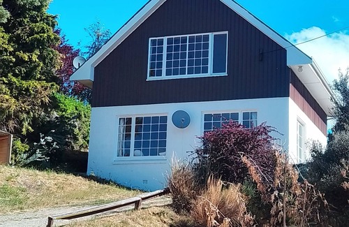 Lake Hawea House | Classic Kiwi Crib, 100m walk to the lake with room for the whole family.