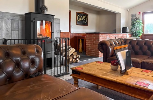 Ancaster Ski Chalet | Classic Lakeview Lodge 6