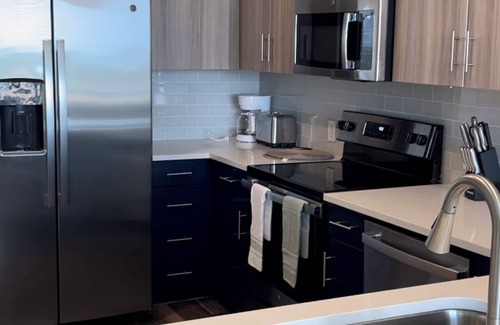 Addison Apartment | Classic Modern Apartment Well Equipped, Fitness Room,Pool & Free Parking