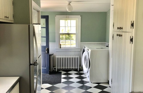 West Mystic House | Classic Mystic Retreat Walking Distance to Downtown