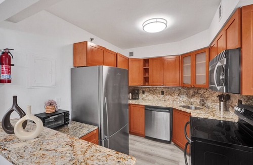 Miami Beach Apartment | Classic Resort Amenities Condo Steps from the Beach with Gym & Pool 1208