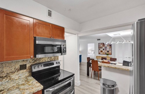 Miami Beach Apartment | Classic Resort Amenities Condo Steps from the Beach with Gym & Pool 1208