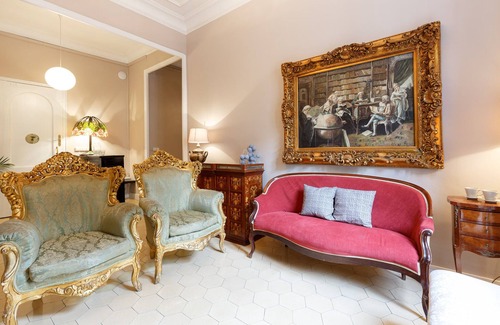 Gothic Quarter Apartment | Classic style 7 bedroom apartment in the city center