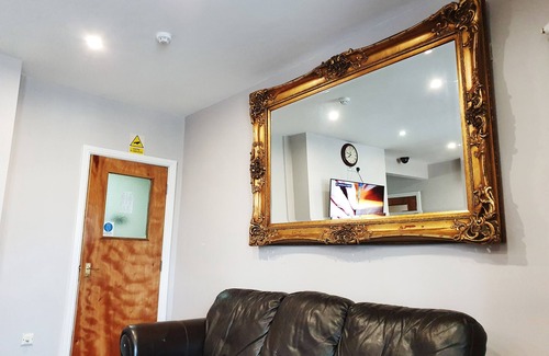 Little Hay Apartment | Classic Twin Room - Royal Square Hotel - Birmingham Airport & NEC