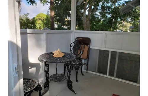 West Melbourne House | Classic Vintage Cottage near beach, shops, dining UTILITIES & INTERNET INCLUDED