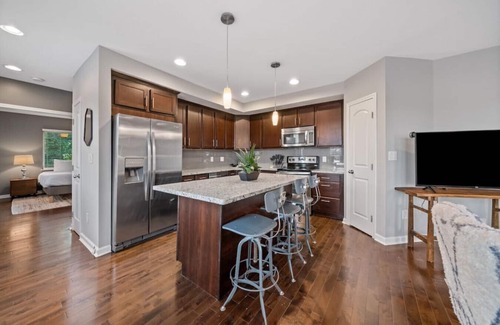 Mount Auburn Apartment | Classy 2BR Condo Near City Centre | OTR, UC, Zoo