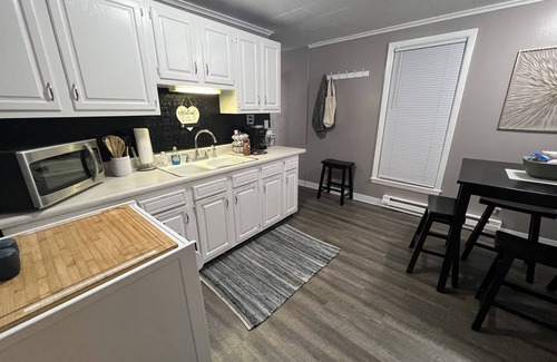 Bartonville Apartment | Classy Apt Mins from Airport and Peoria Hospitals Bartonville, IL