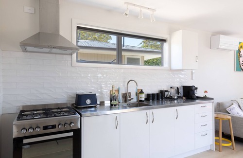 Bishopdale House | Classy Modern Unit. Walk to shops, bars & cafes. Pet-Friendly! Bus at gate.