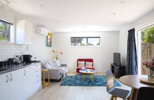 Bishopdale House | Classy Modern Unit. Walk to shops, bars & cafes. Pet-Friendly! Bus at gate.