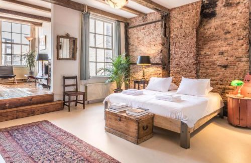 Burgwallen Nieuwe Zijde House | Classy Room 17th C Canalhouse