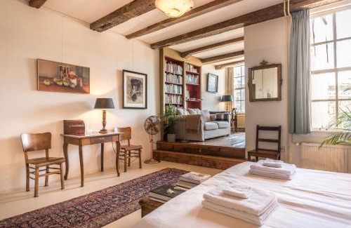 Burgwallen Nieuwe Zijde House | Classy Room 17th C Canalhouse