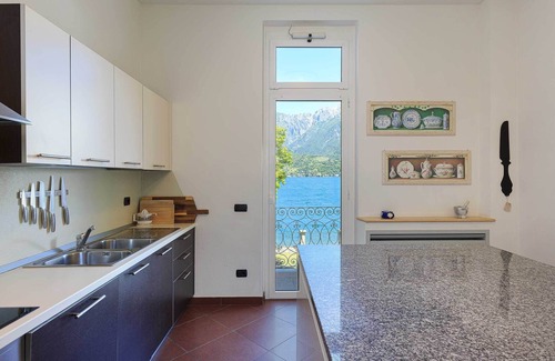 Vassena Villa | Classy villa with pool and a garden right on the lakeshore! - Villa Laurenza