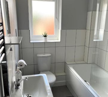 Mapperley House | Claygate Place - Entire 2 Bed House, Off Street Parking - Perfect For Holiday Breaks or Contractors