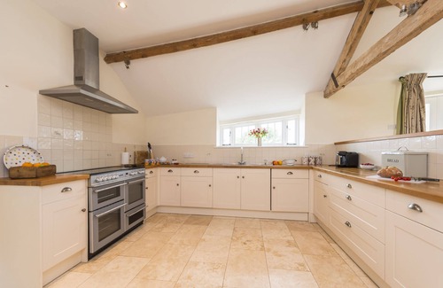 Littlebredy Cottage | Clayhanger Lodge is a spacious, converted detached barn