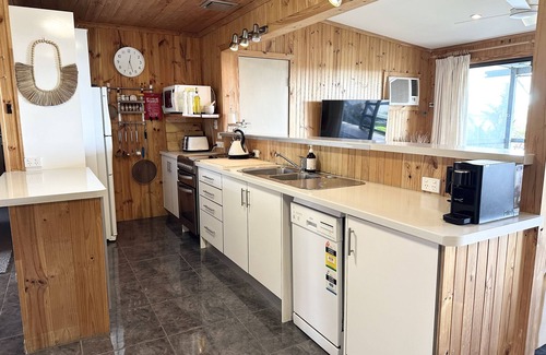 Alexandrina Cottage | Clayton Bay House that's pet Friendly