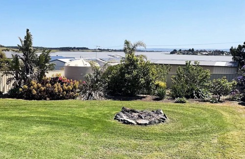 Alexandrina Cottage | Clayton Bay House that's pet Friendly