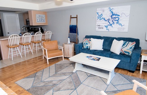 Lakeland Condo | Clean 2BD 2BA Condo w Slip - 5 Minutes to Bagnell Dam! Plus Pool & Swim Dock!