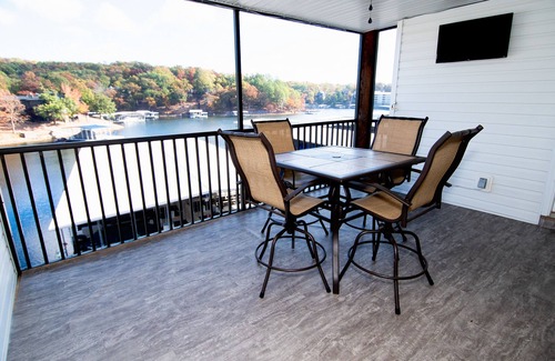Lakeland Condo | Clean 2BD 2BA Condo w Slip - 5 Minutes to Bagnell Dam! Plus Pool & Swim Dock!