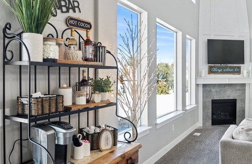 West Jordan House | Clean 7 Bedroom, Gym, Sauna, Hot Tub, Game Room