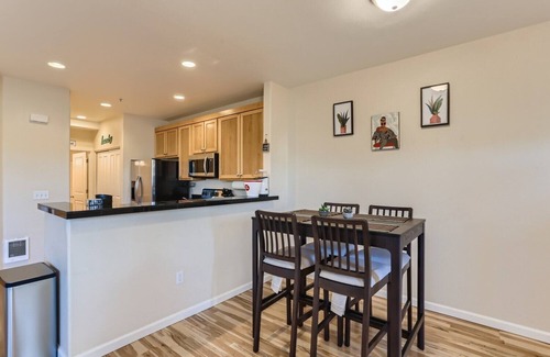 Five Oaks Condo | Clean and comfortable condo near Nike, Intel and train station.