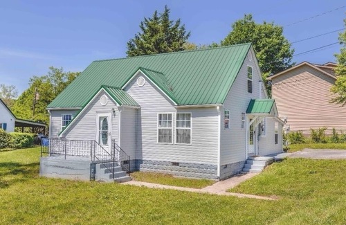 Williamsburg House | Clean and cozy 4 Bed, 2 Bath home- Sleeps 11- Close to university-