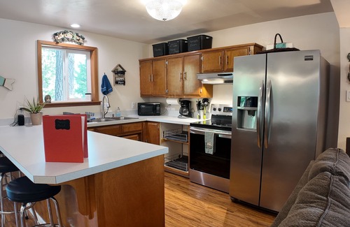 Klamath Lake Cabin | Clean cabin in the woods. Close to Crater Lake!