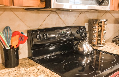 Meridian House | Clean, Comfy, and Cozy Near Everything! (Family and Dogs Friendly:)