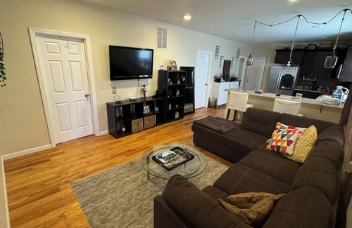 Linden Apartment | Clean comfy smoke friendly 2 bedroom stay