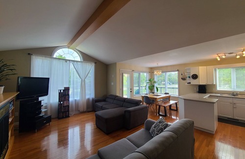 Winnipeg Beach House | Clean Cozy Charming 3bdrm 1.5bth Lrg deck & hottub