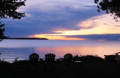 Sturgeon Bay Cottage | Clean Cozy Cottage On Waterfront Property Privacy Yet Close To Town
