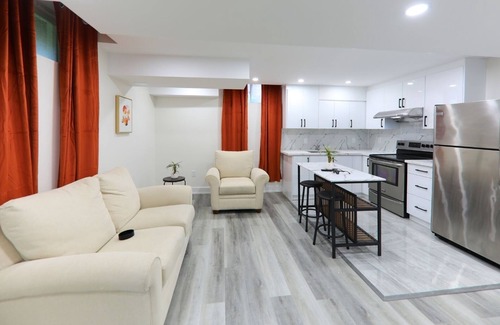 New Tecumseth House | Clean & Cozy Home Near Downtown