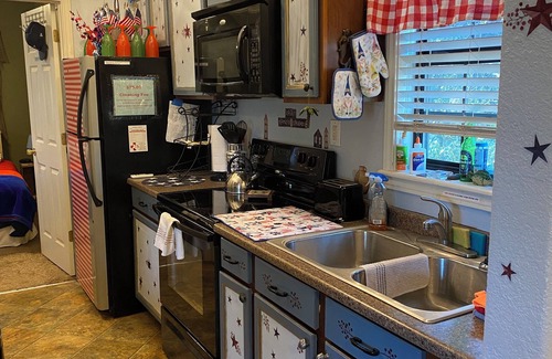 Laguna Park Cabin | CLEAN, COZY LAKE CABIN COMFORT.