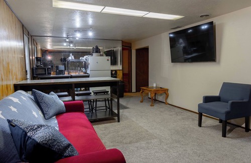 Pocatello House | Clean, Fresh, Sleeps 8, big screens TVs, WiFi in enjoyable Pocatello