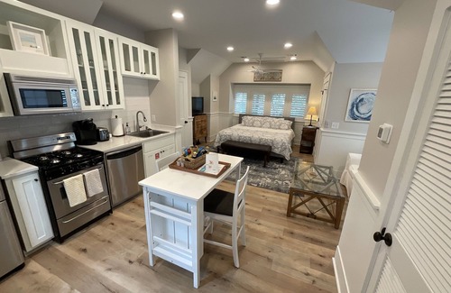 Watercolor Cottage | Clean & Newly Renovated Carriage House. 1 blk to Camp Watercolor. Perfect for 2!