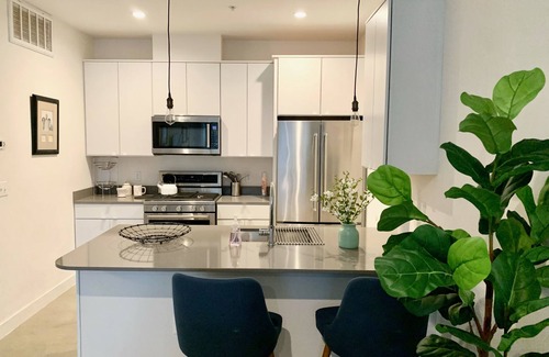 Govalle Condo | Clean Private Condo w/yard!