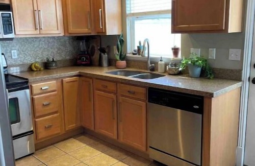 People's Freeway House | Clean, quiet, centrally located home