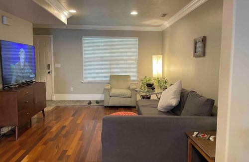 People's Freeway House | Clean, quiet, centrally located home