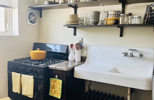 Highland Park Apartment | Clean, Quiet, Secure, with Beautiful Park Views - 1 bedroom plus den in Rivinia