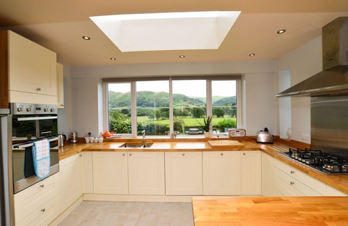 Church Stretton Cottage | CLEARVIEWS spectacular views, all superking rooms en-suite, hot tub, walk to pub