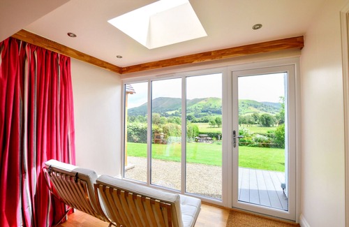 Church Stretton Cottage | CLEARVIEWS spectacular views, all superking rooms en-suite, hot tub, walk to pub