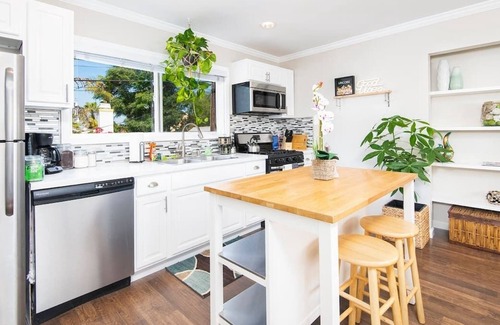 University Heights Cottage | Cleveland 16 by Avantstay Modern, Breezy Comfort in San Diego!