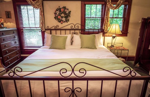 Eureka Springs Historic District Bed & Breakfast | Cliff Cottage Inn - Victorian B&B and Boutique Hotel