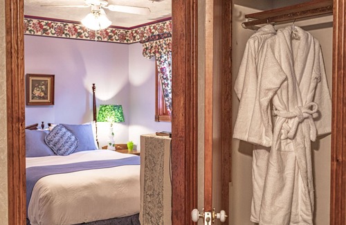 Eureka Springs Historic District Bed & Breakfast | Cliff Cottage Inn - Victorian B&B and Boutique Hotel