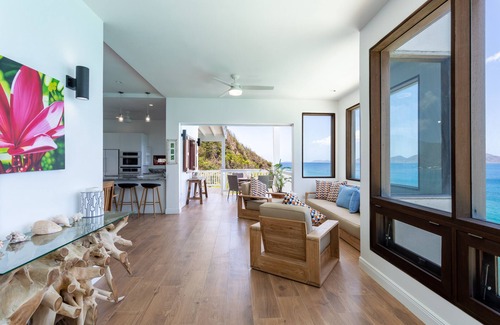 West End Villa | CLIFF HOUSE ONE spectacular design, 2 min walk to 2 beaches, surf & restaurants