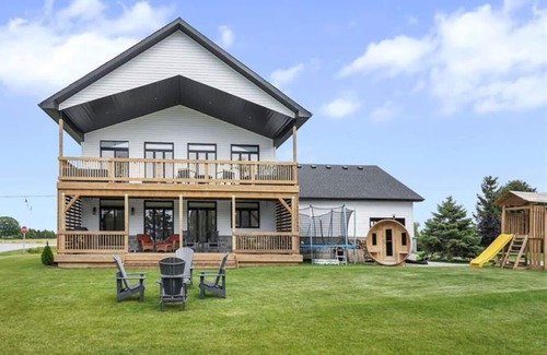 Dashwood House | Cliff Side Beach House (Private Beach)