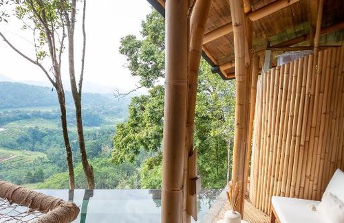 Rendang Villa | Cliffside Bamboo Treehouse with Heated Pool and View