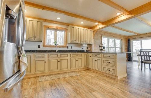 Woodland Cabin | Cliffside Cabin | HOT TUB, Pickleball, Fire Pit + More!