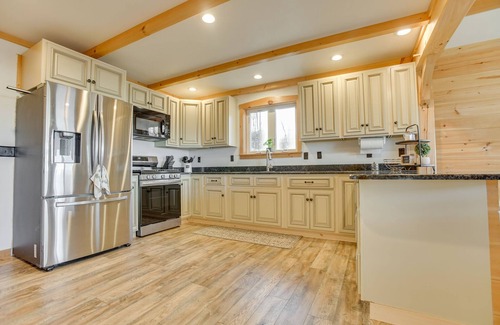 Woodland Cabin | Cliffside Cabin | HOT TUB, Pickleball, Fire Pit + More!